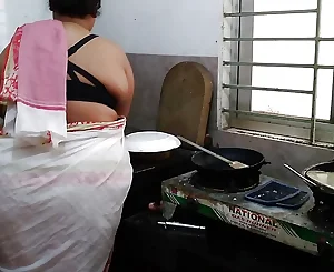 (Tamil Maa Ki Jabardast Chudai Beta) Desi Sizzling Step Mom Pulverized In The Kitchen - Hindi Audio