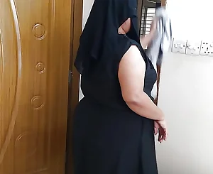 (Hot and Muddy Hijab Aunty Ko Choda) Indian Warm aunty humped by neighbor while cleaning building - Clear Hindi Audio